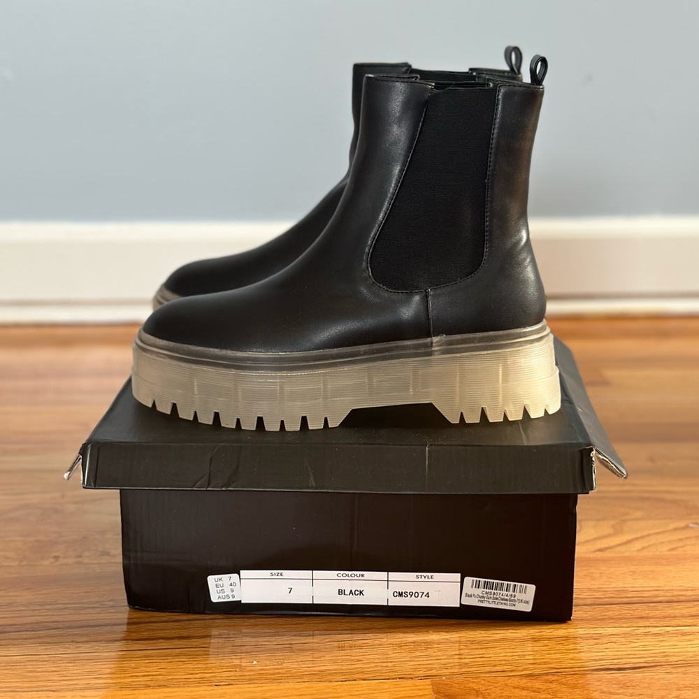 Chunky Gum Sole Chelsea Boots - Black
